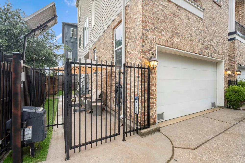 1041 W 17th Street Houston, TX 77008