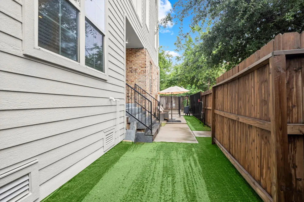 1041 W 17th Street Houston, TX 77008