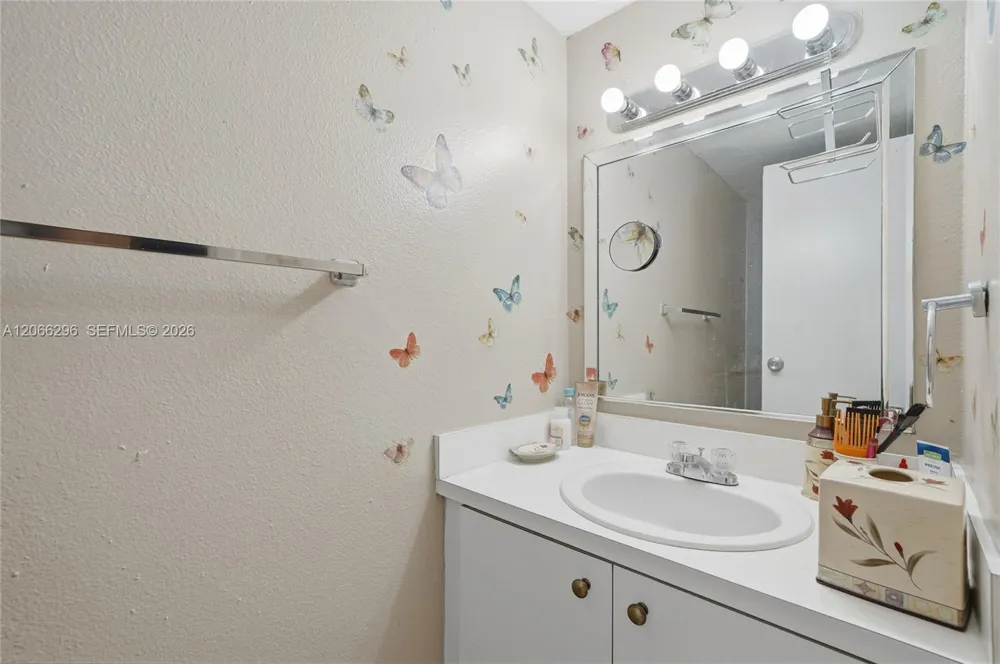 17901 NW 68th Ave #R206 Hialeah, FL 33015