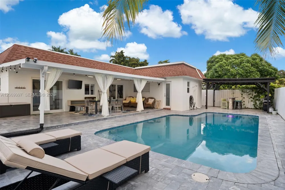 208 SE 4th Ter Dania Beach, FL 33004