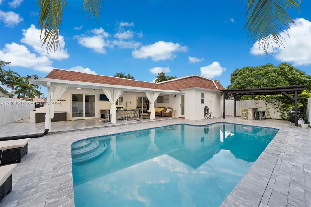208 SE 4th Ter Dania Beach, FL 33004