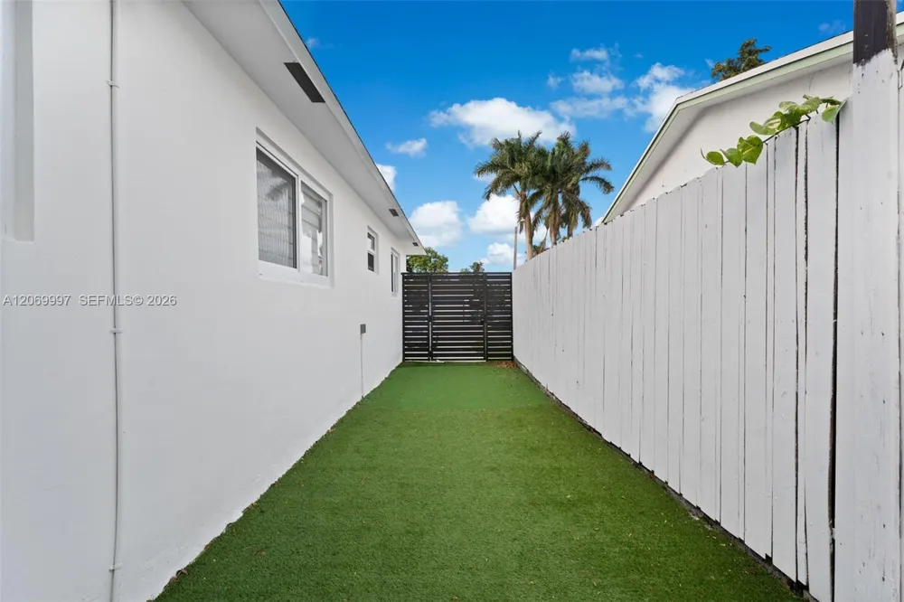 208 SE 4th Ter Dania Beach, FL 33004