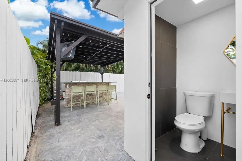 208 SE 4th Ter Dania Beach, FL 33004
