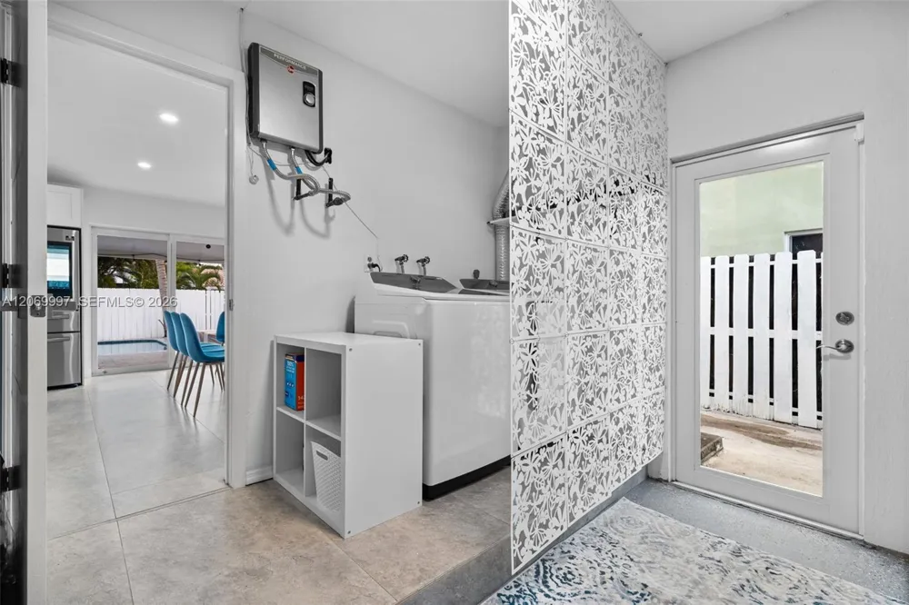 208 SE 4th Ter Dania Beach, FL 33004