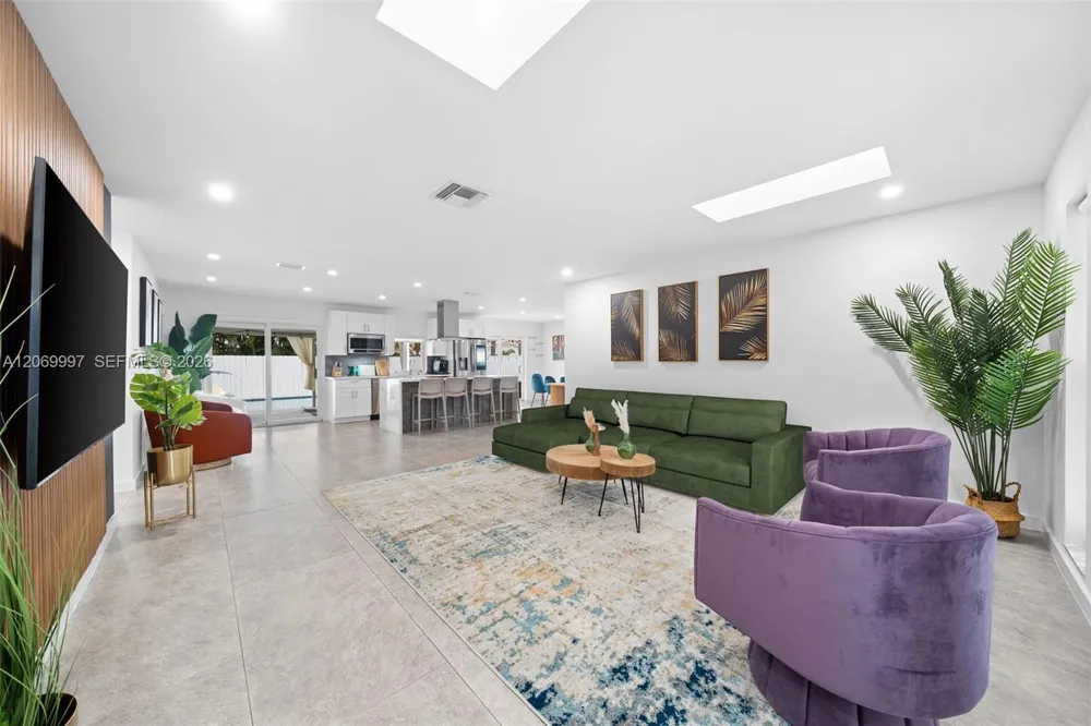 208 SE 4th Ter Dania Beach, FL 33004