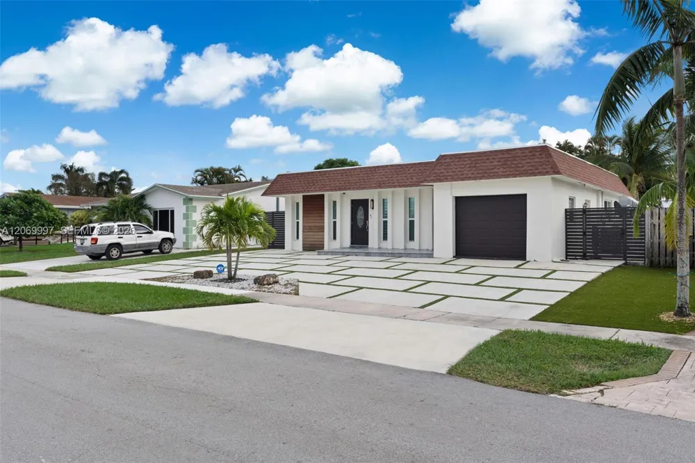 208 SE 4th Ter Dania Beach, FL 33004