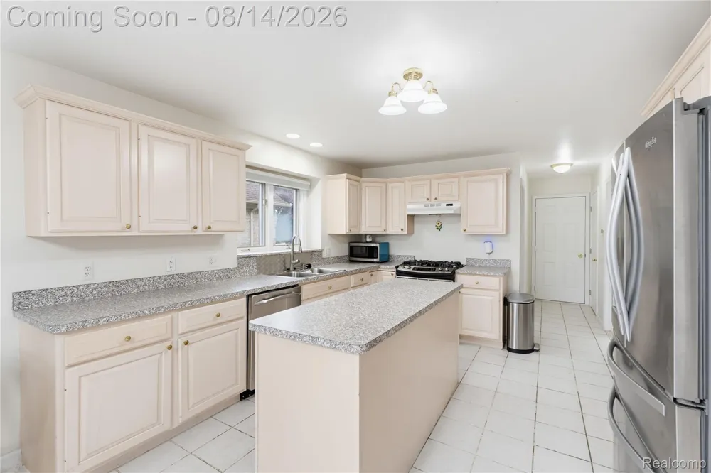 48353 Jefferson Drive Macomb Township, MI 48044