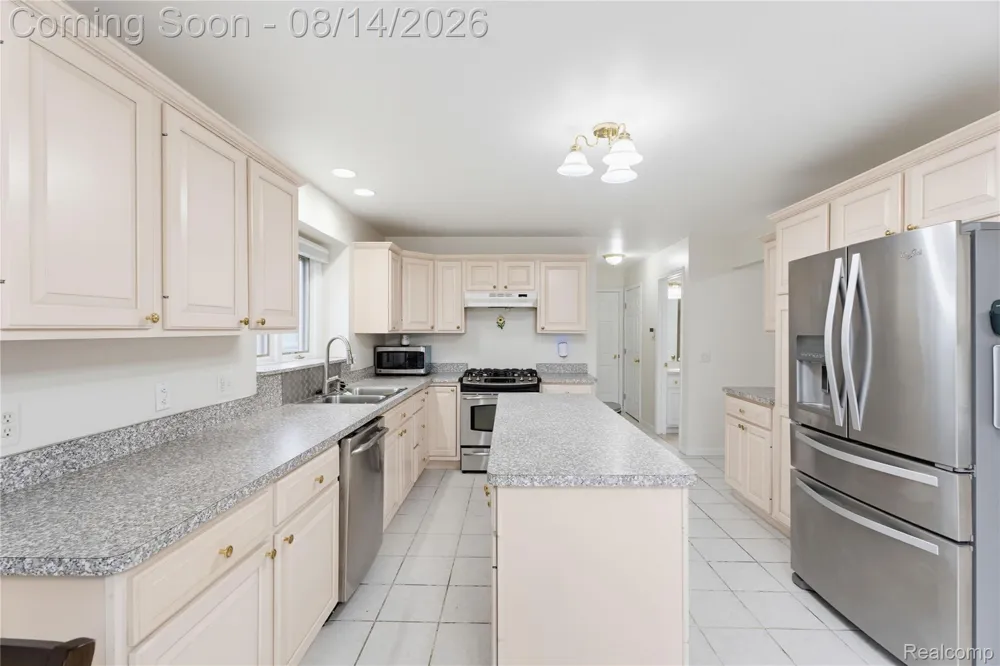 48353 Jefferson Drive Macomb Township, MI 48044