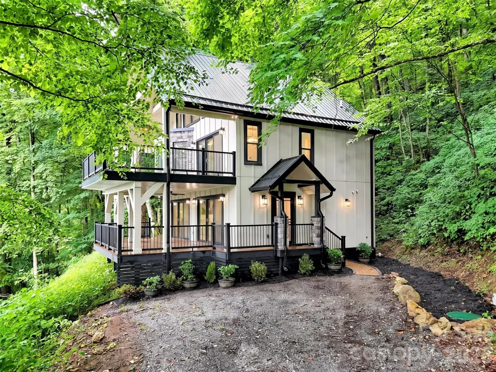 1551 Apple Creek Road Waynesville, NC 28786