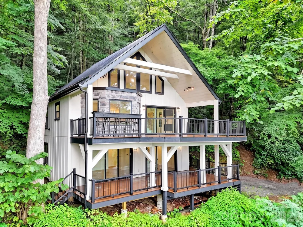 1551 Apple Creek Road Waynesville, NC 28786