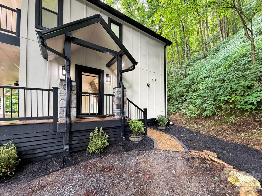 1551 Apple Creek Road Waynesville, NC 28786