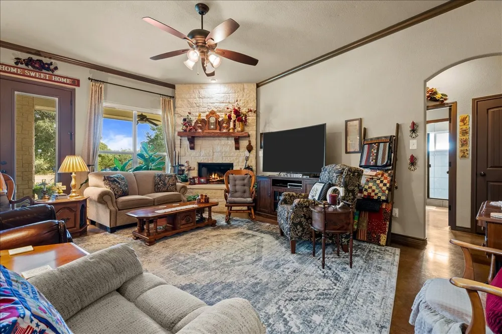 392 Bear Branch Road Purmela, TX 76566