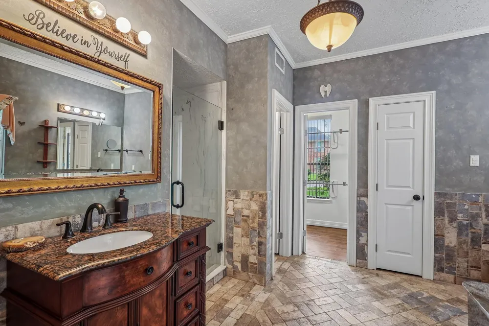 907 Remington Court Friendswood, TX 77546