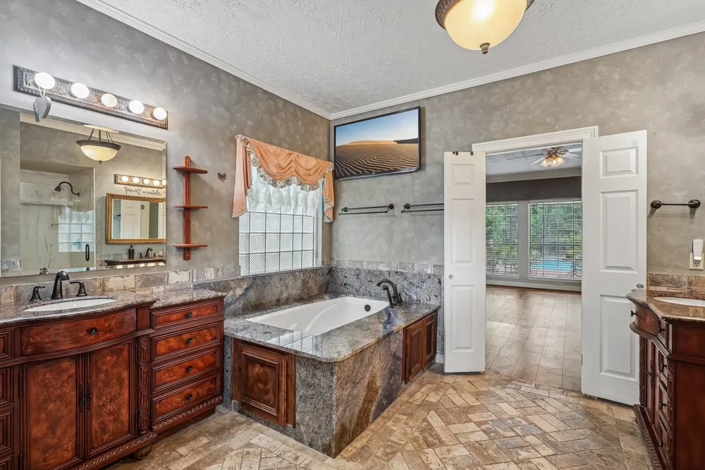 907 Remington Court Friendswood, TX 77546