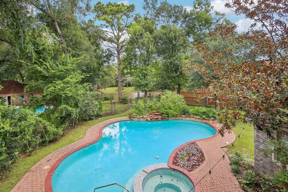 907 Remington Court Friendswood, TX 77546
