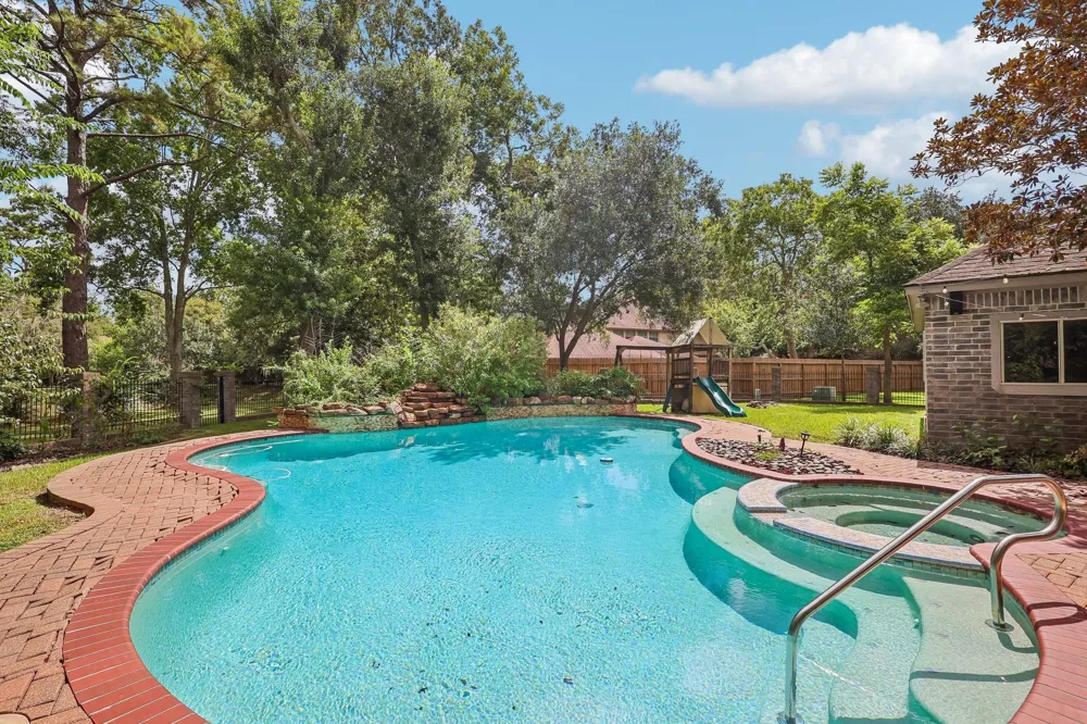 907 Remington Court Friendswood, TX 77546