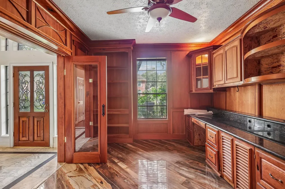907 Remington Court Friendswood, TX 77546