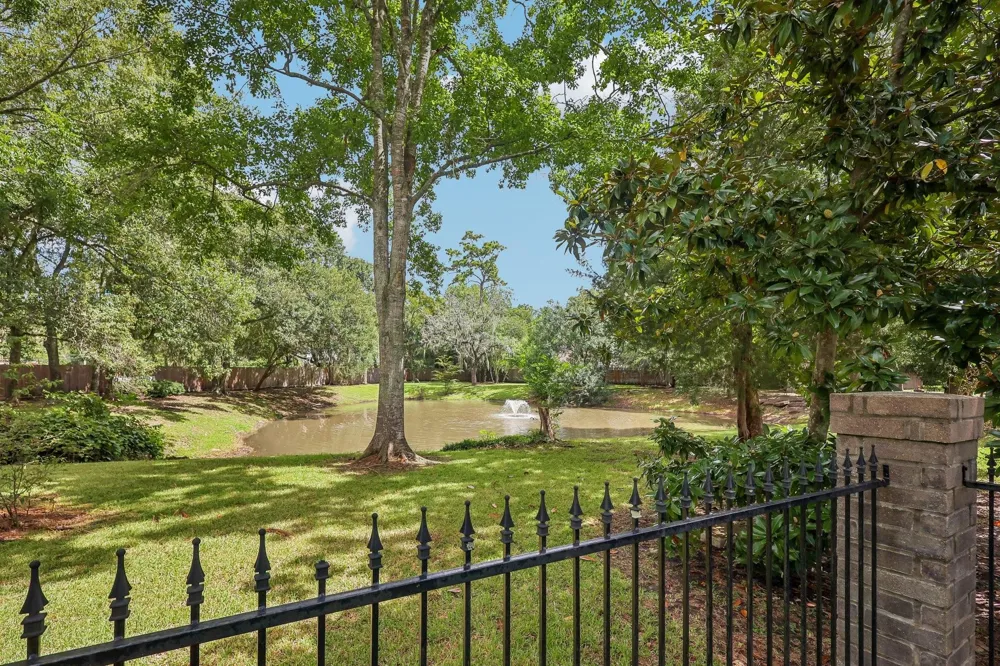 907 Remington Court Friendswood, TX 77546