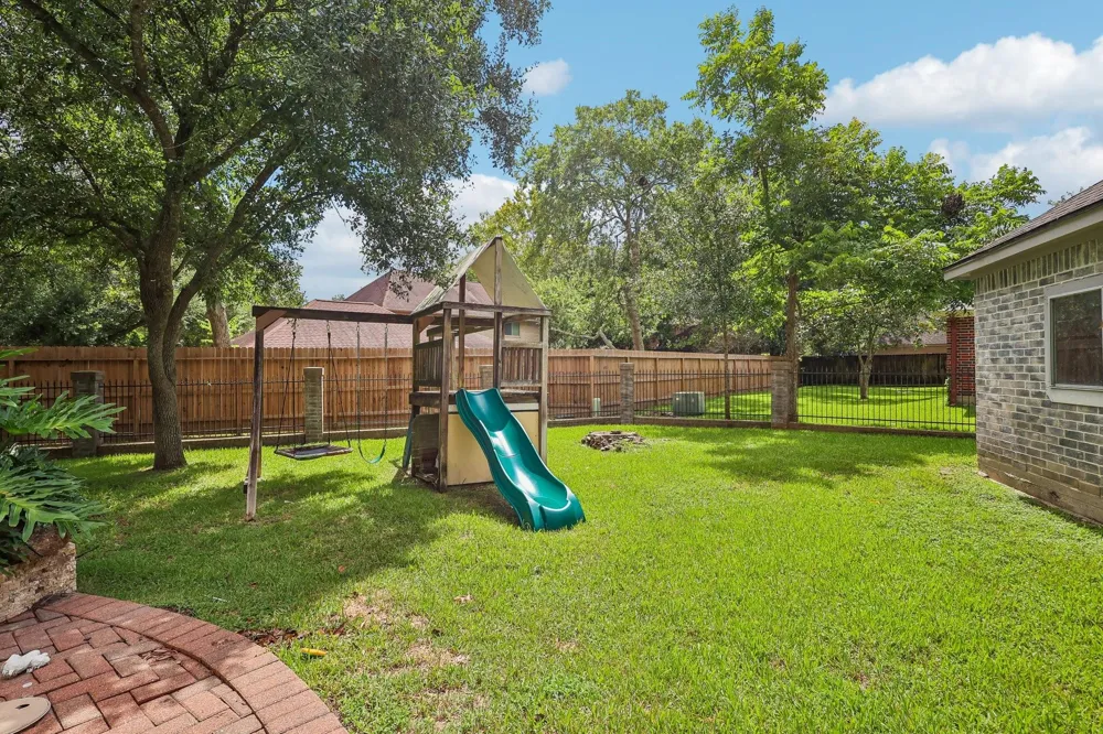 907 Remington Court Friendswood, TX 77546