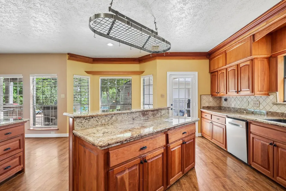 907 Remington Court Friendswood, TX 77546