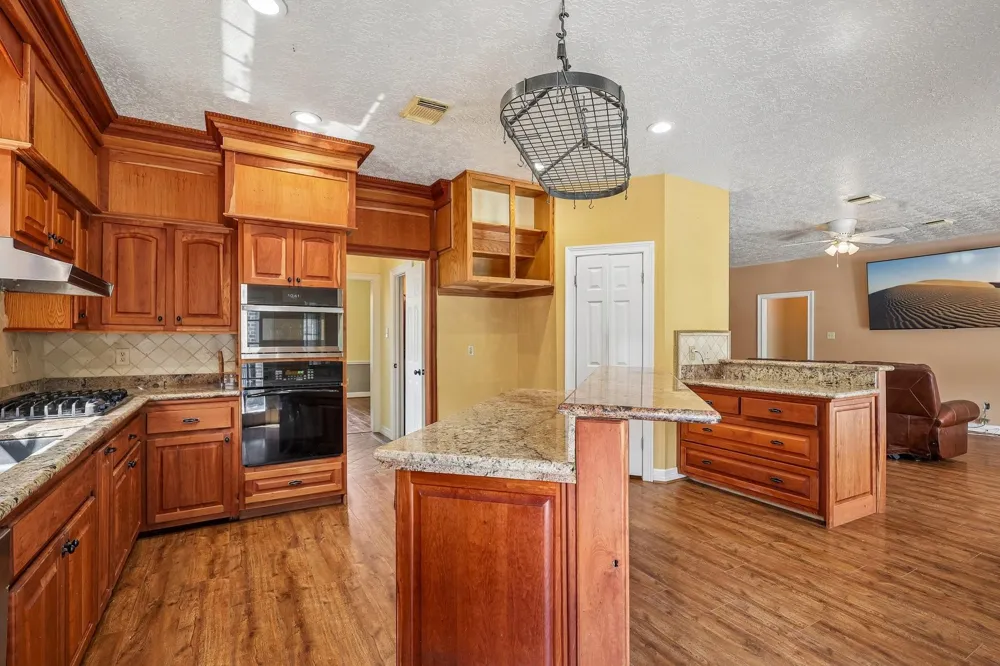 907 Remington Court Friendswood, TX 77546