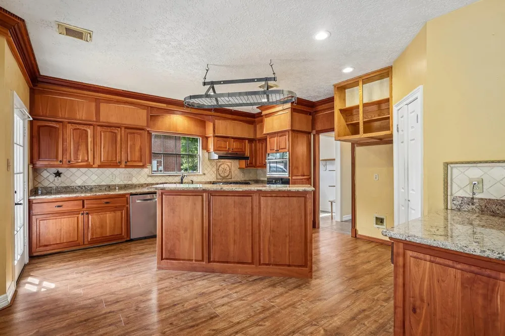 907 Remington Court Friendswood, TX 77546