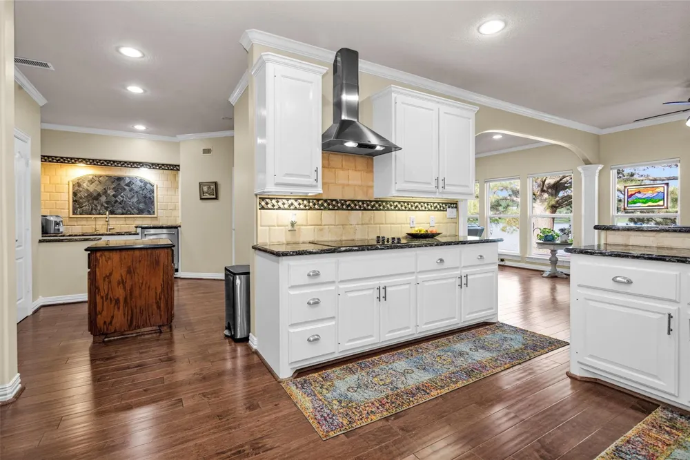 1502 Wimbledon Drive Huntsville, TX 77340