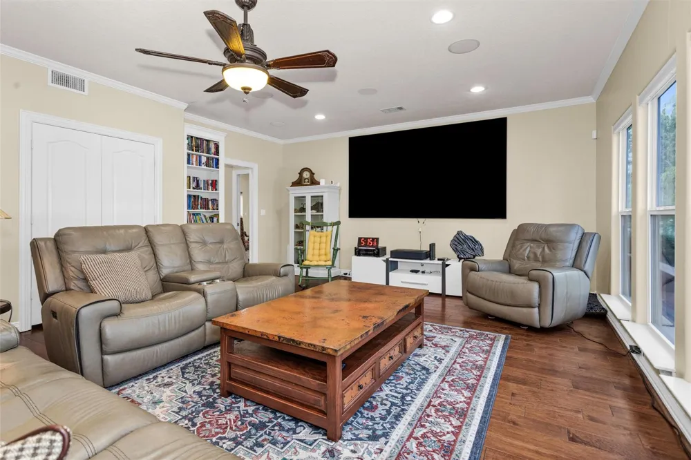 1502 Wimbledon Drive Huntsville, TX 77340