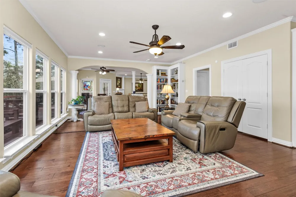 1502 Wimbledon Drive Huntsville, TX 77340
