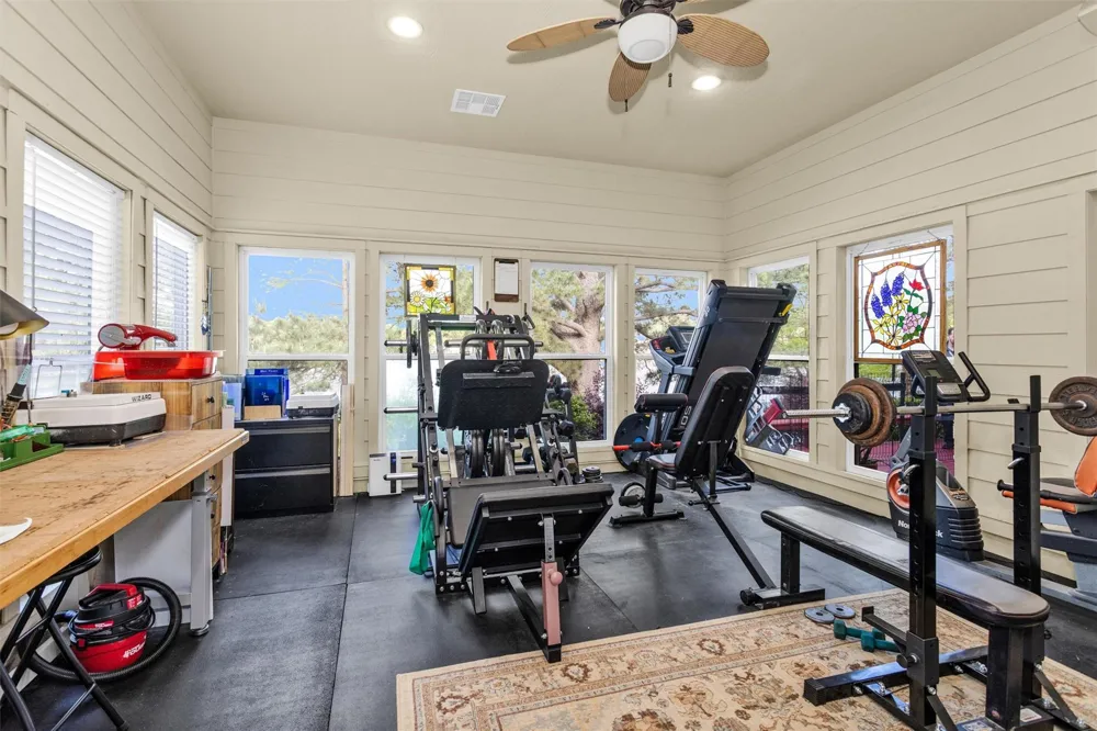 1502 Wimbledon Drive Huntsville, TX 77340