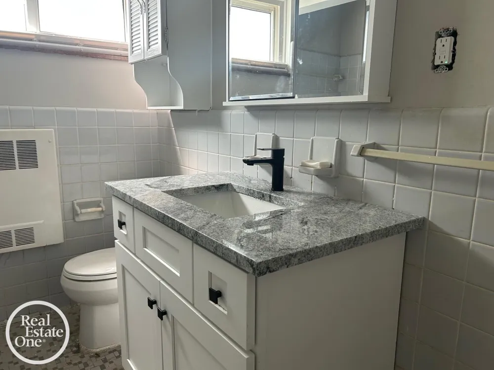17560 Mack Avenue Grosse Pointe City, MI 48230