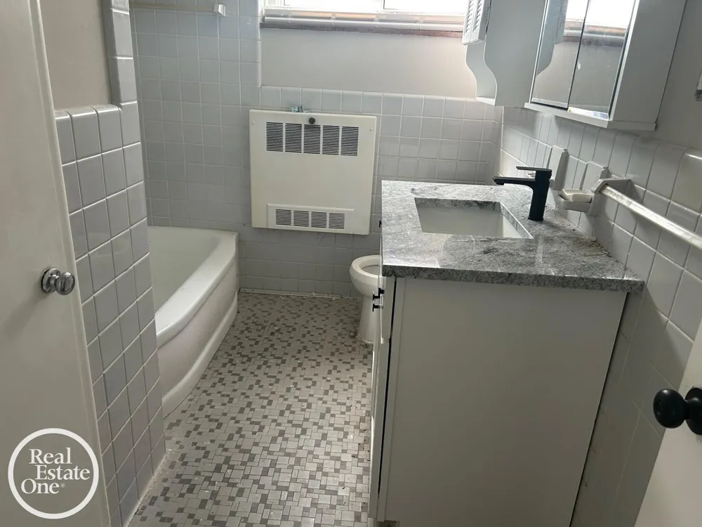 17560 Mack Avenue Grosse Pointe City, MI 48230