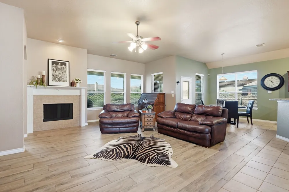 812 Peach Lane Burleson, TX 76028