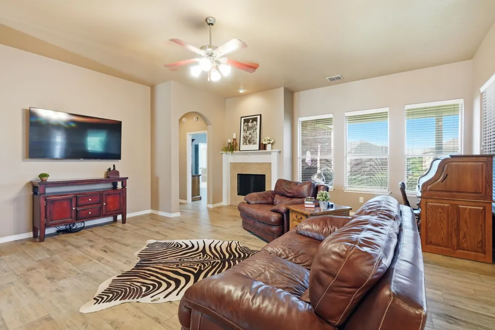 812 Peach Lane Burleson, TX 76028