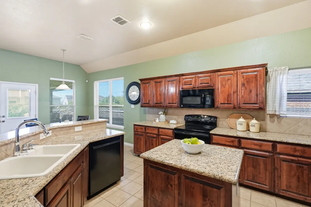 812 Peach Lane Burleson, TX 76028