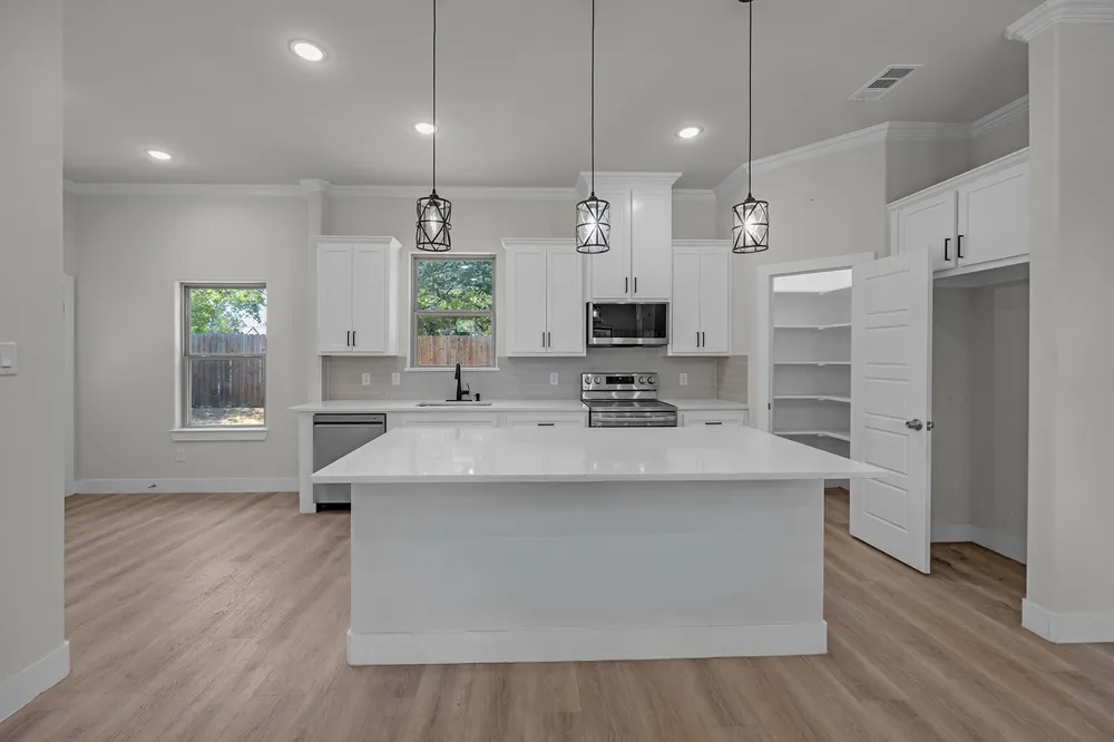 5511 Black Pine Circle Granbury, TX 76048