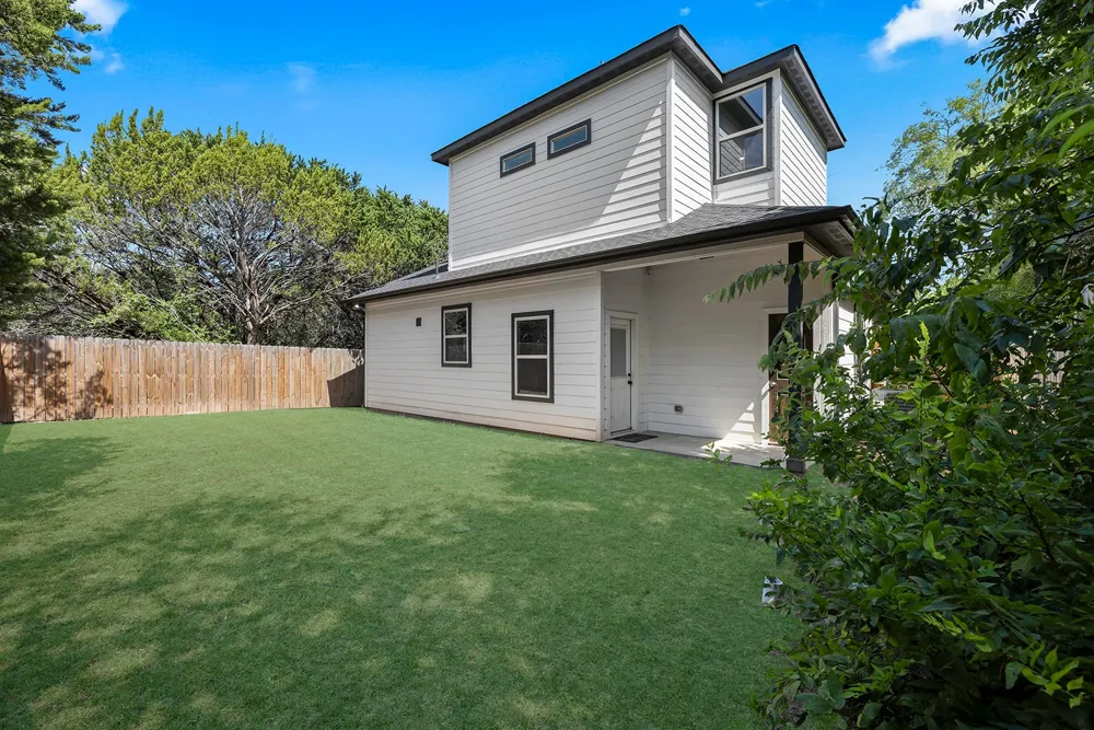 5511 Black Pine Circle Granbury, TX 76048