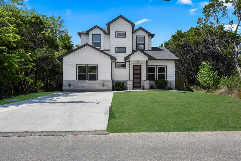5511 Black Pine Circle Granbury, TX 76048