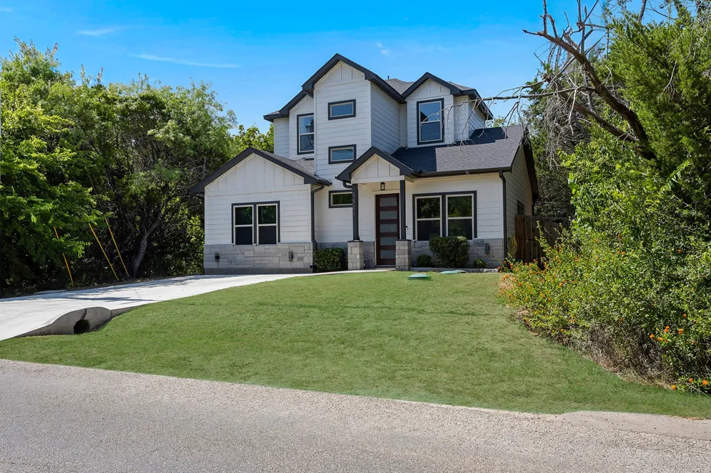 5511 Black Pine Circle Granbury, TX 76048
