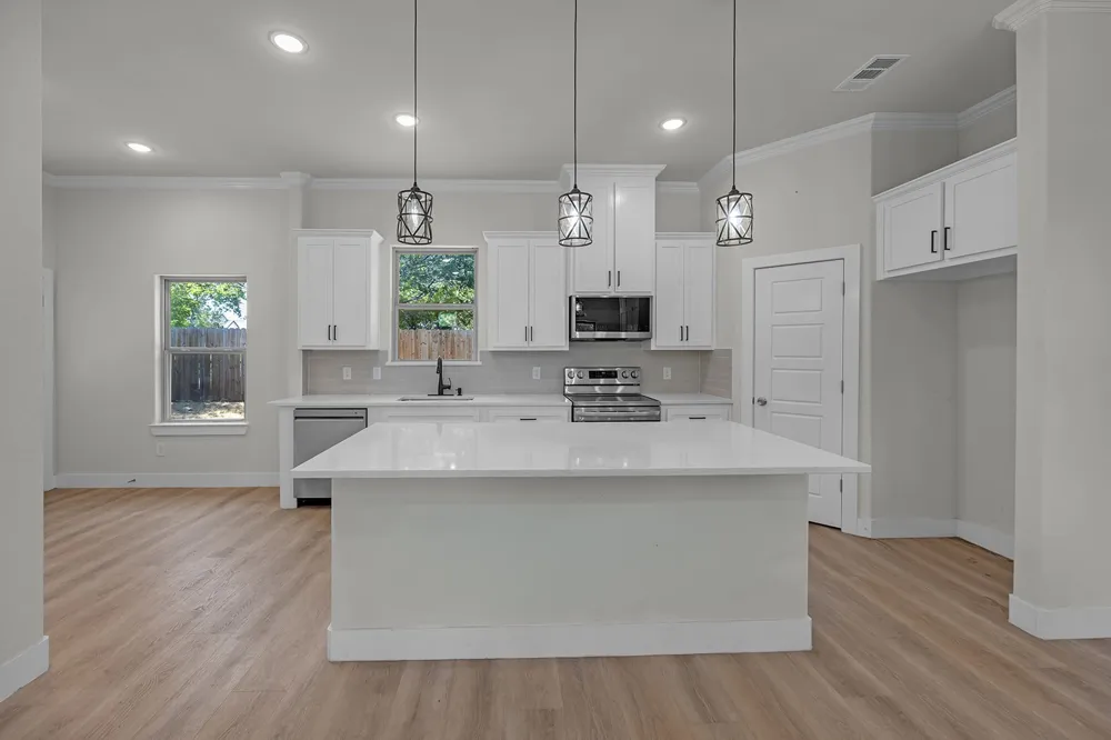 5511 Black Pine Circle Granbury, TX 76048