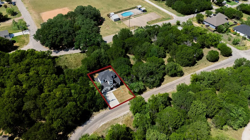 5511 Black Pine Circle Granbury, TX 76048
