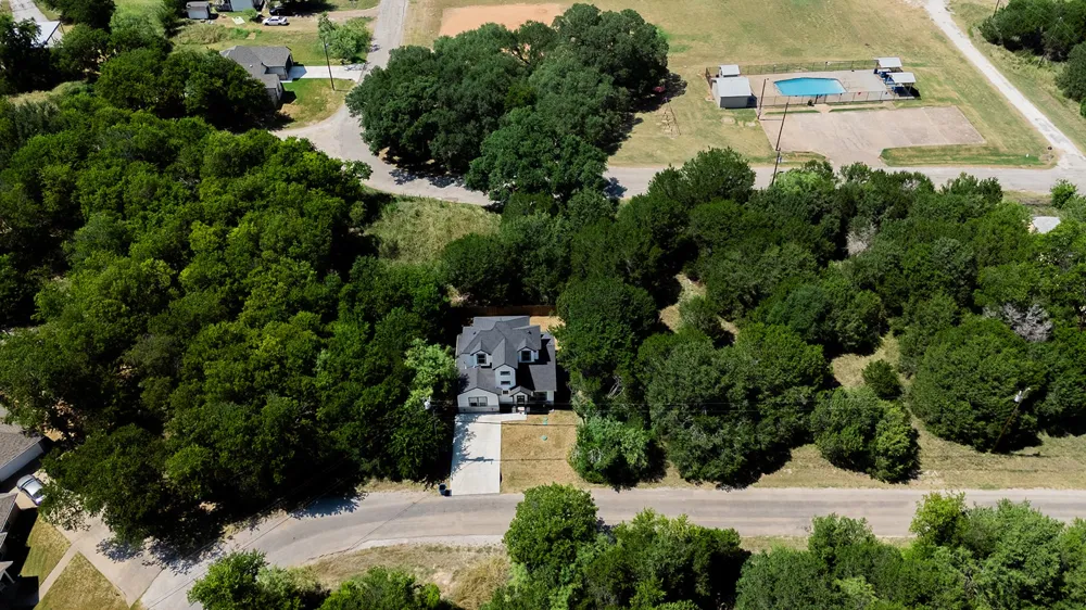 5511 Black Pine Circle Granbury, TX 76048