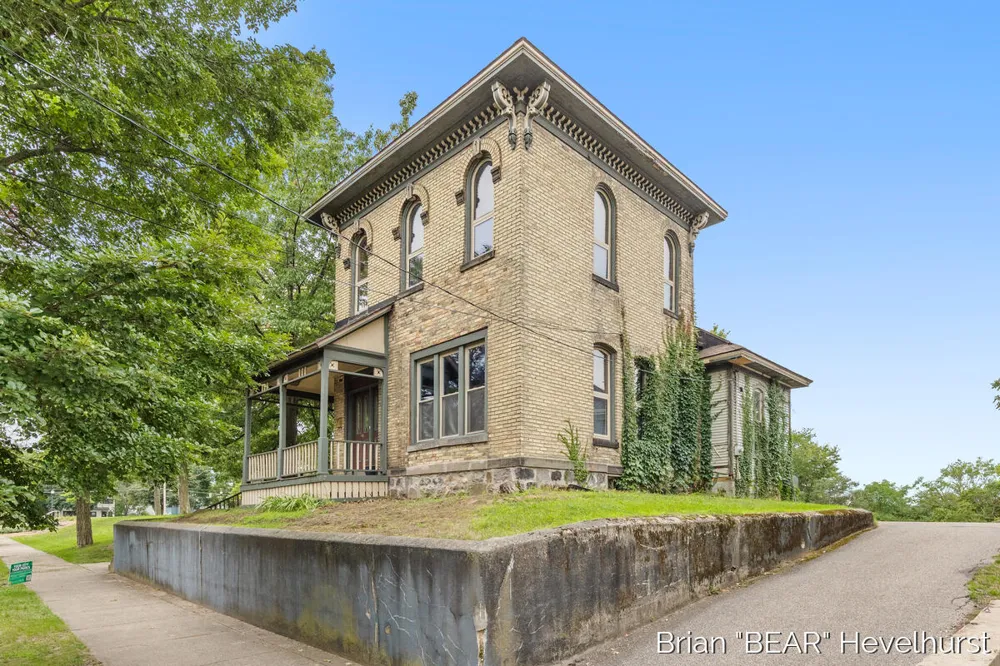 827 Fairview Avenue NE Grand Rapids, MI 49503