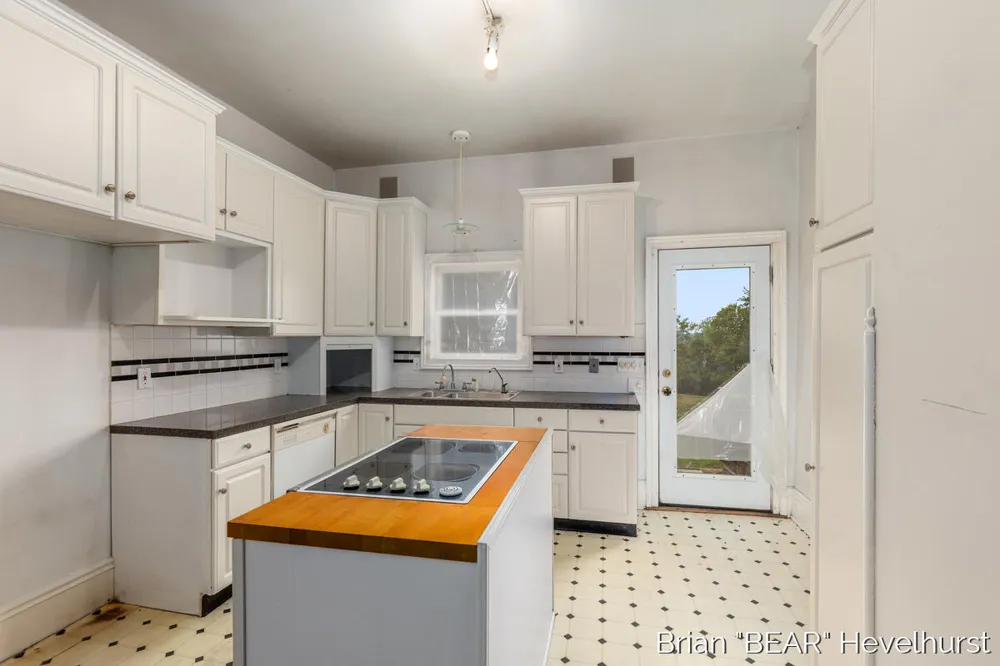 827 Fairview Avenue NE Grand Rapids, MI 49503