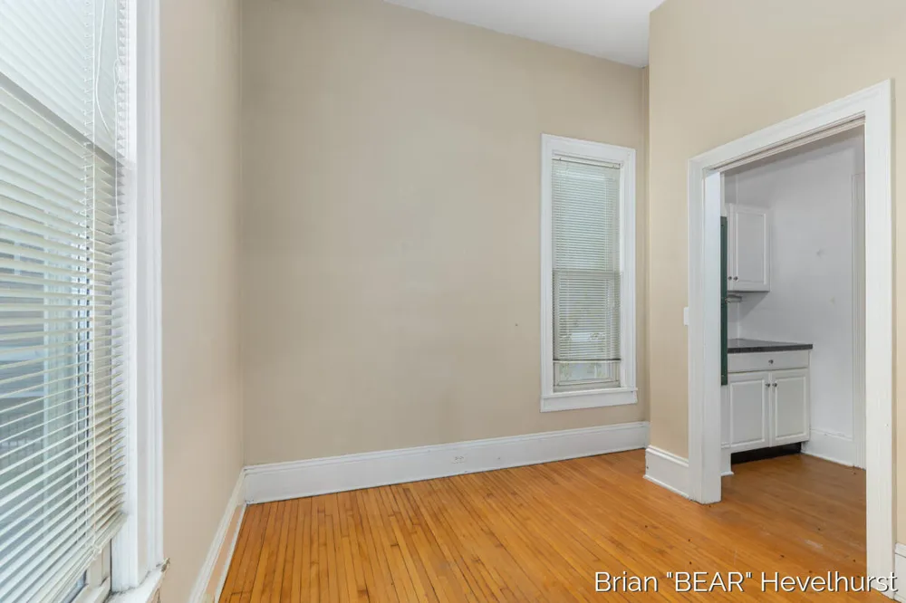 827 Fairview Avenue NE Grand Rapids, MI 49503