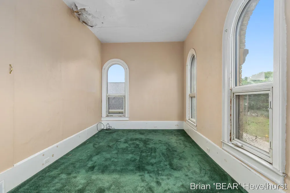 827 Fairview Avenue NE Grand Rapids, MI 49503