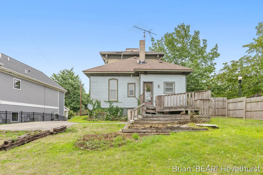 827 Fairview Avenue NE Grand Rapids, MI 49503
