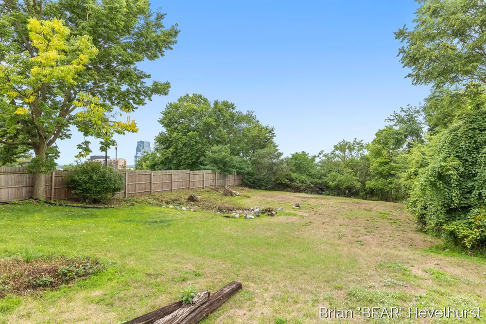 827 Fairview Avenue NE Grand Rapids, MI 49503