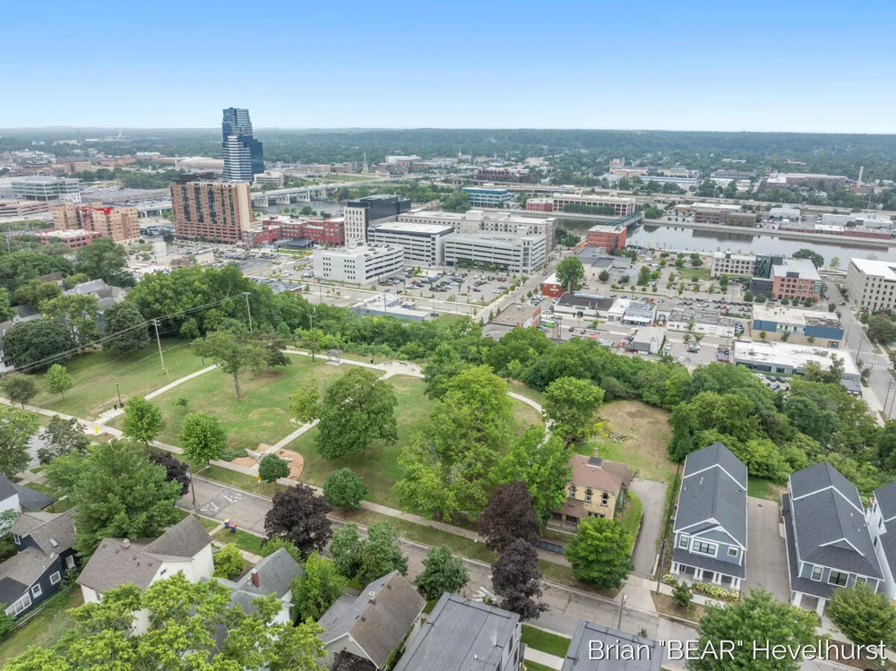 827 Fairview Avenue NE Grand Rapids, MI 49503