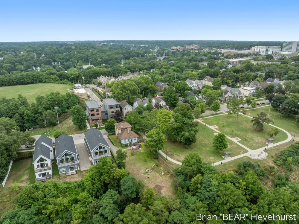 827 Fairview Avenue NE Grand Rapids, MI 49503